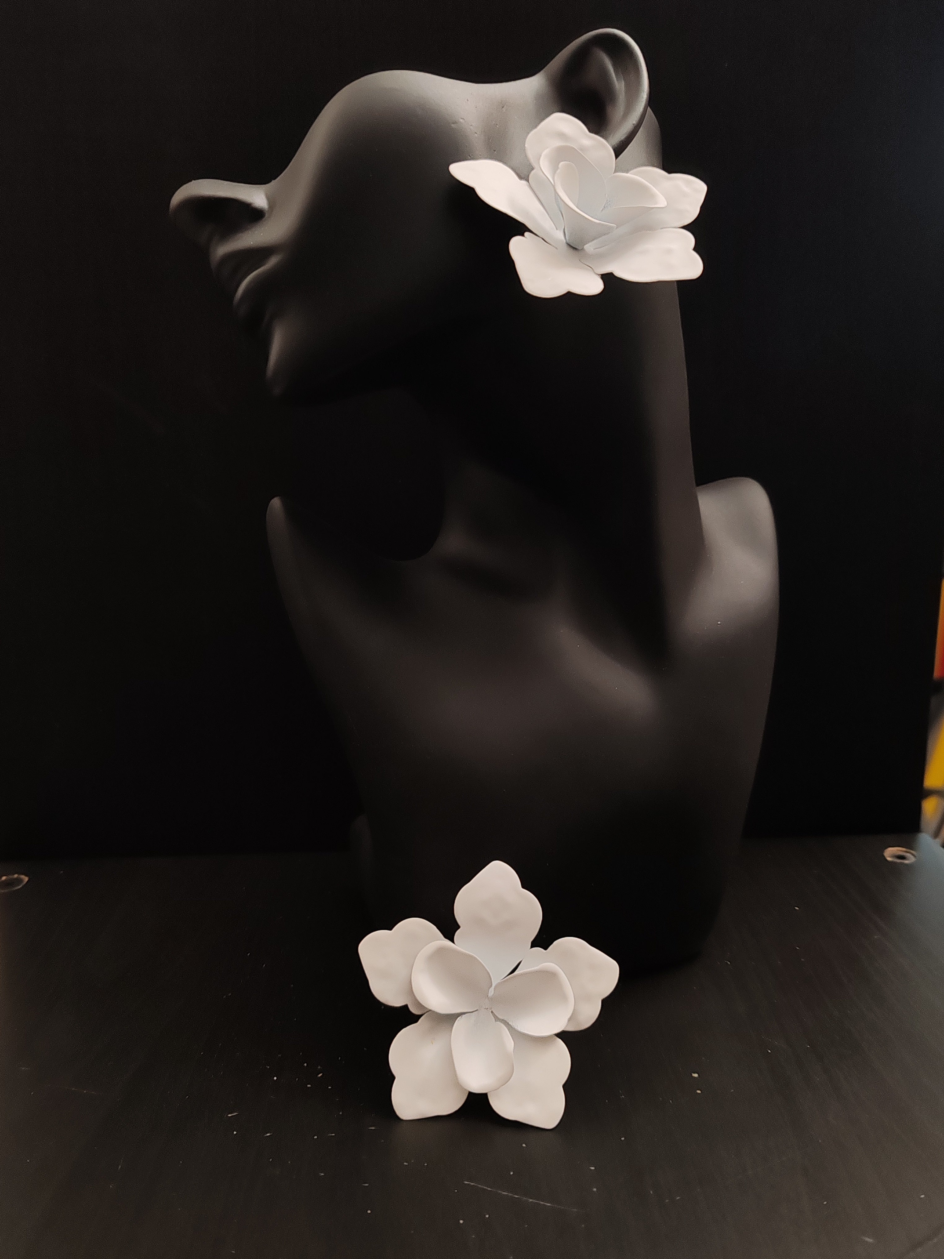 Orecchini a Fiore Bianchi Donna - Bigiotteria Elegante Leggera