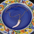 Collana Cornetto Rosa Rigenerata su Piatto Ceramica Napoletana