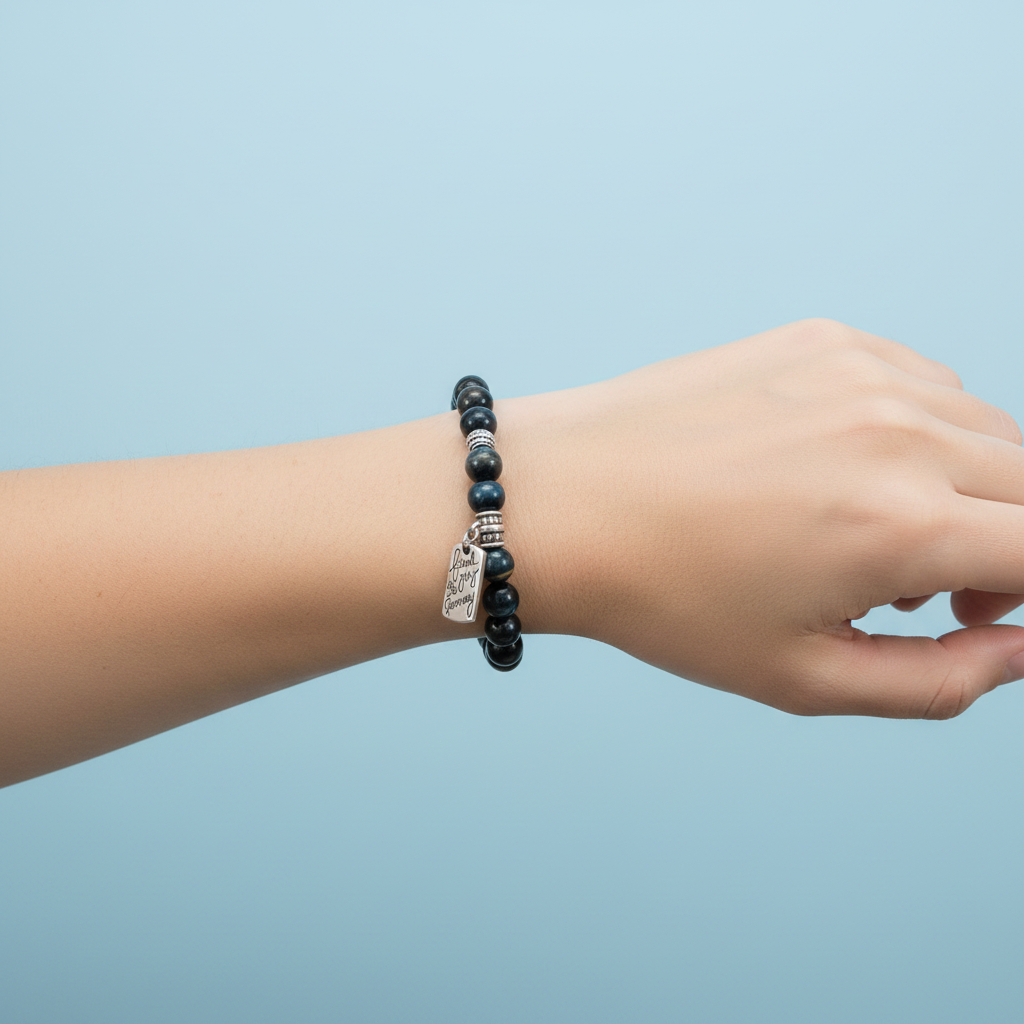 Bracciale Occhio di Tigre Blu indossato al polso
