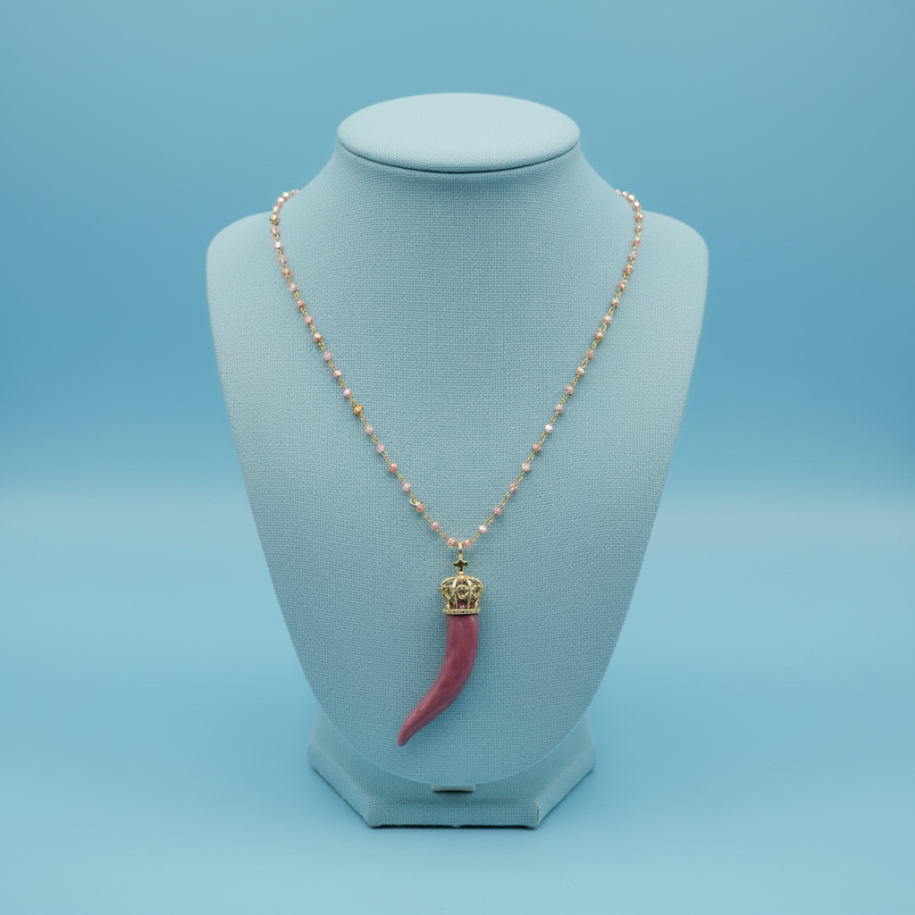 Collana cornetto rosa scuro su collo da vetrina