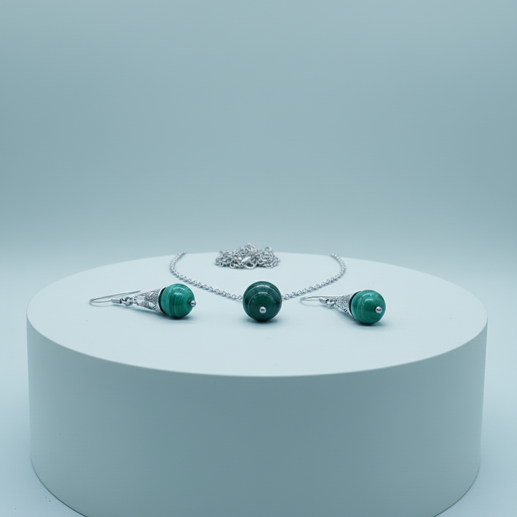 Set collana e orecchini malachite verde con cappuccio argentato – piedistallo verde salvia