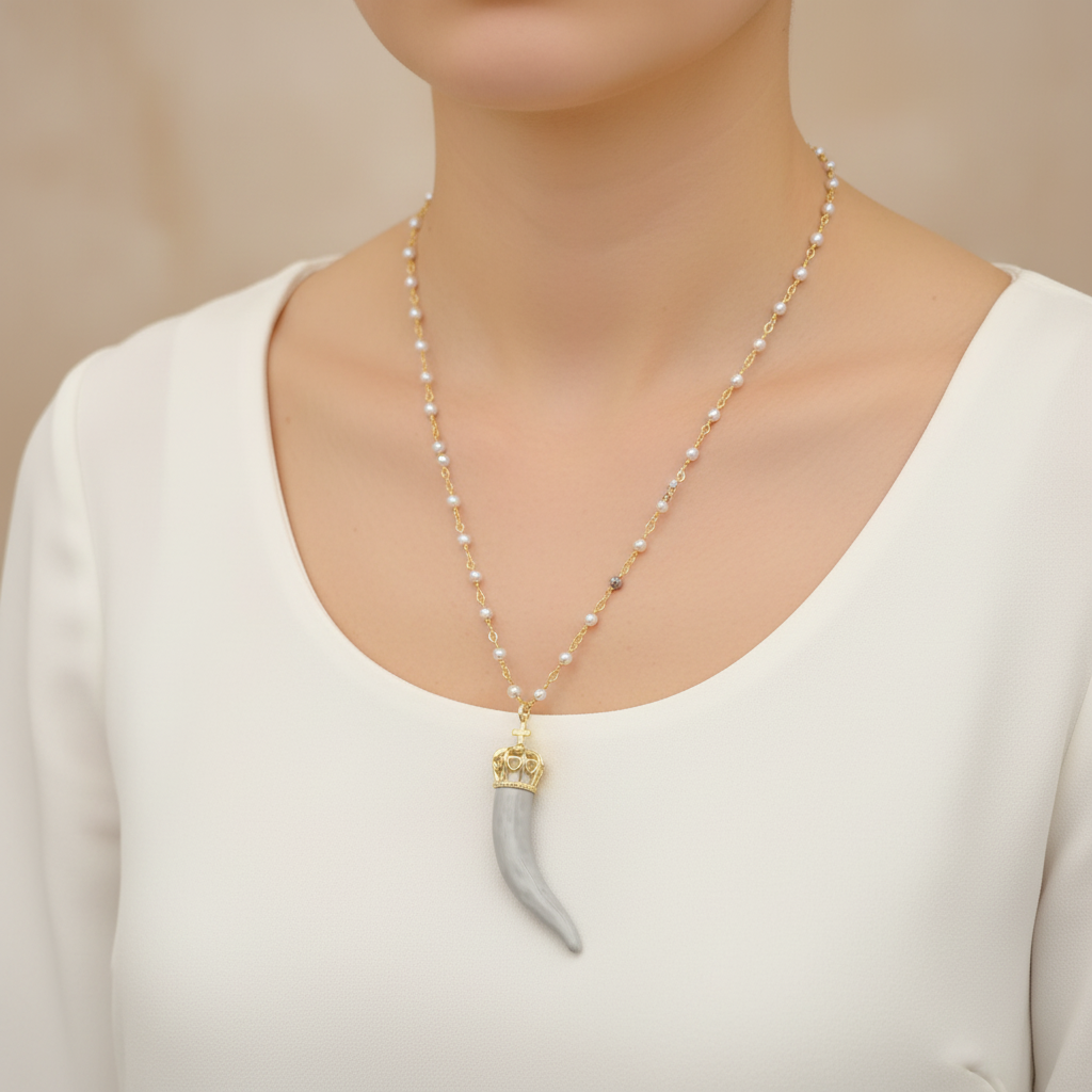 Collana artigianale perle grigie cornetto grigio portafortuna – indossata