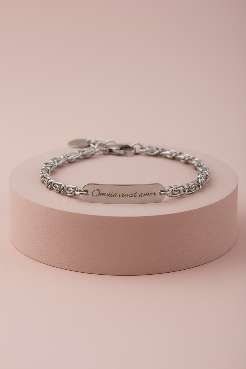 Lamù bracciale uomo acciaio catena bizantina targhetta Omnia vincit amor su piedistallo rosa cipria
