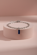 Lamù bracciale acciaio rolo pendente rettangolare zircone blu su piedistallo rosa cipria