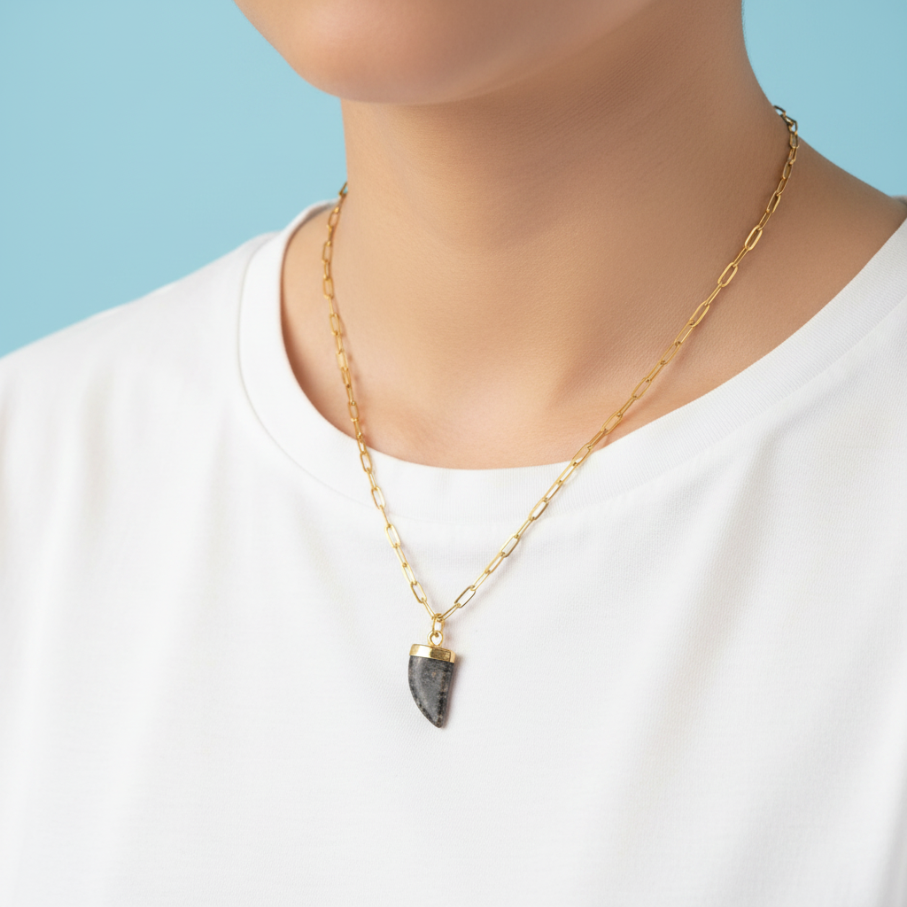 Collana corno diaspro grigio indossata