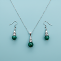 Set collana e orecchini malachite – flat lay verde salvia