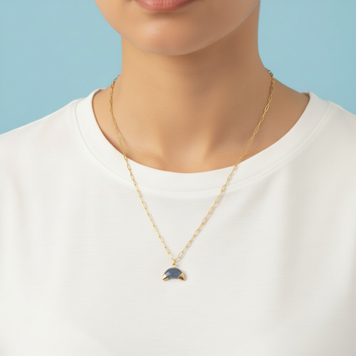 Collana luna calcedonio indossata