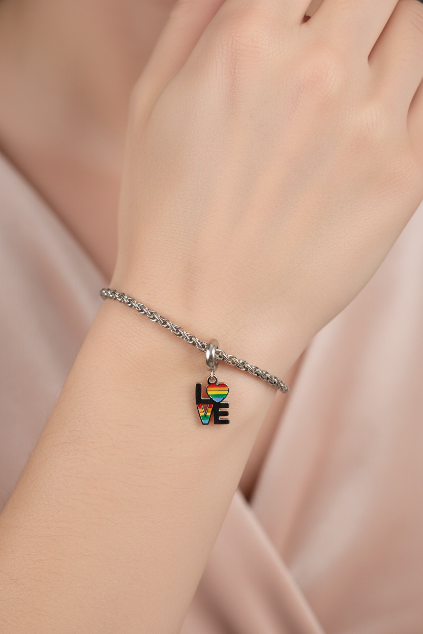 Lamù bracciale acciaio charm LOVE arcobaleno indossato al polso