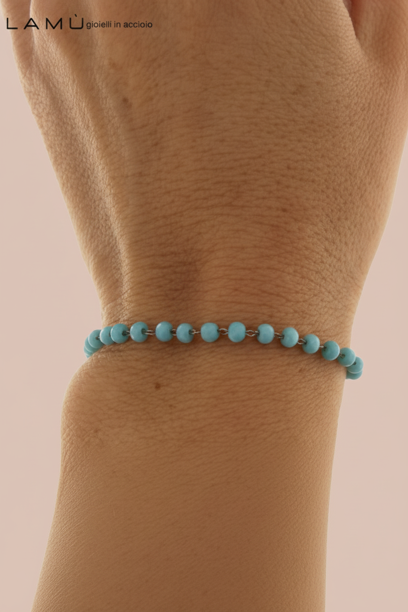 Lamù bracciale acciaio sfere vetro turchese indossato al polso