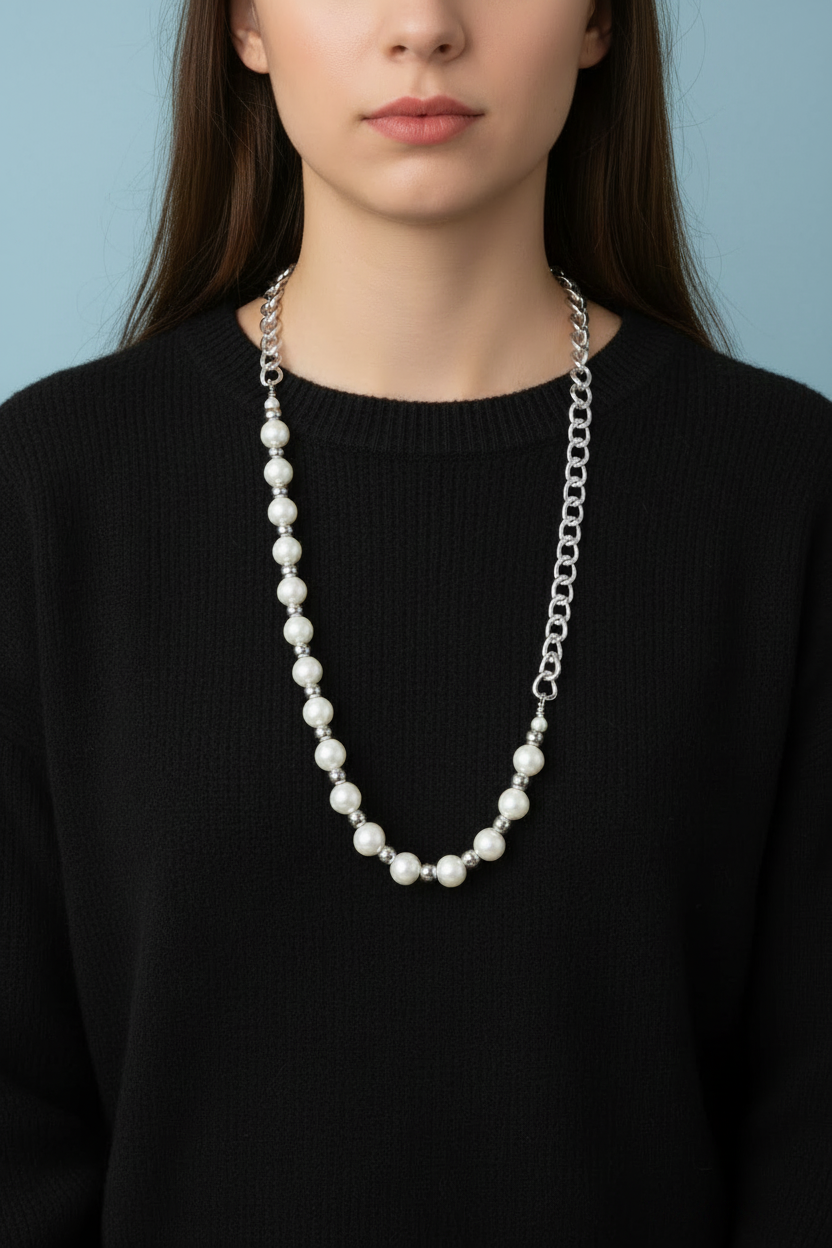 Modella indossa collana perle bianche e catena grumette argento – Tredi Bijoux