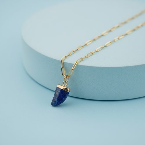 Collana corno lapislazzuli su piedistallo azzurro pastello