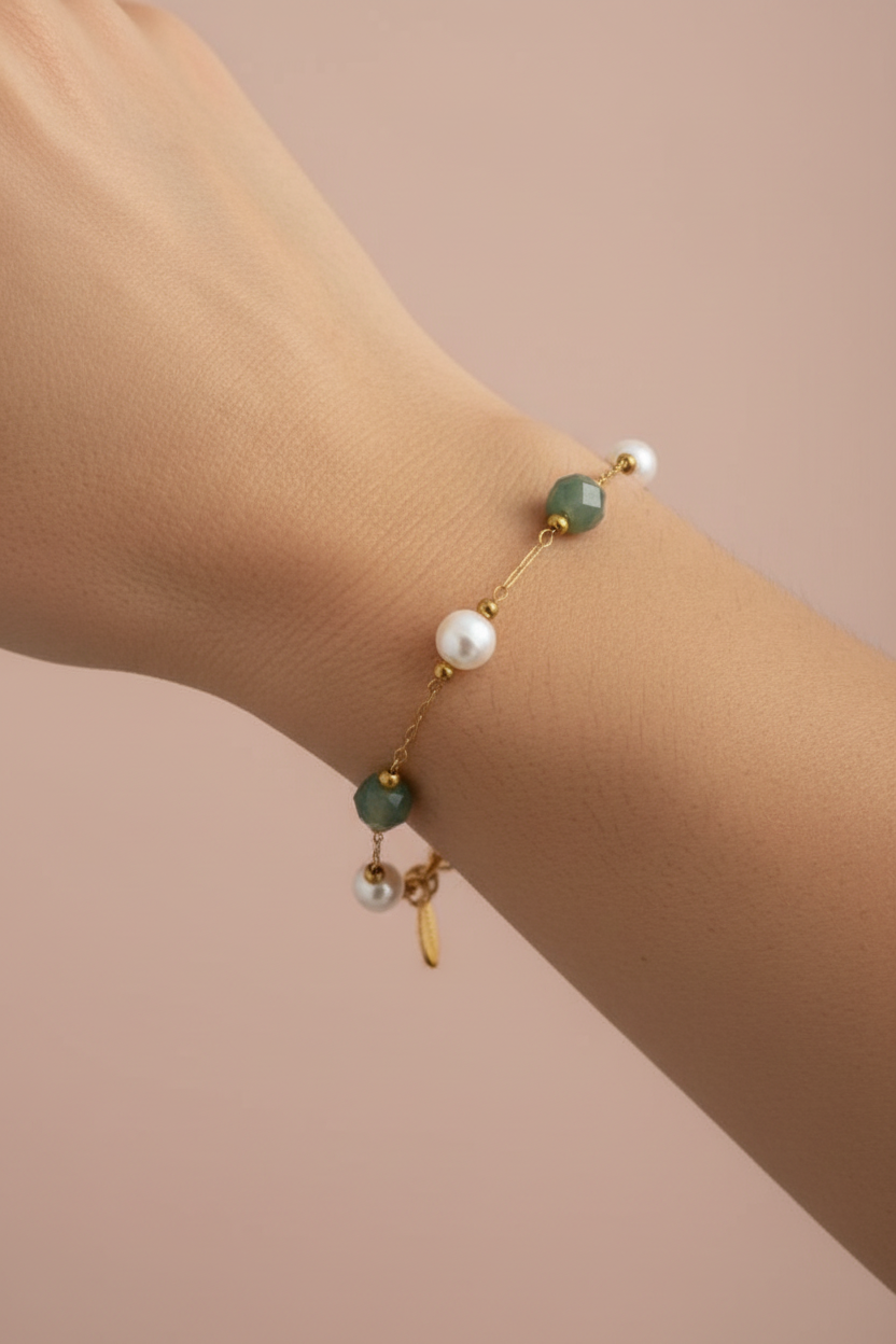 Lamù bracciale acciaio dorato perle agata indiana indossato al polso