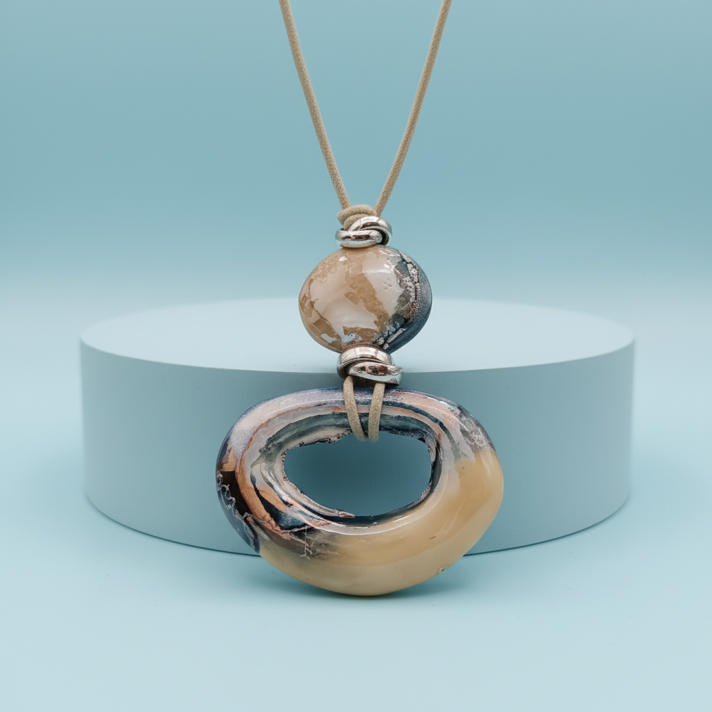 Collana artigianale cordino suede con perla e ciondolo anello in resina – vista frontale