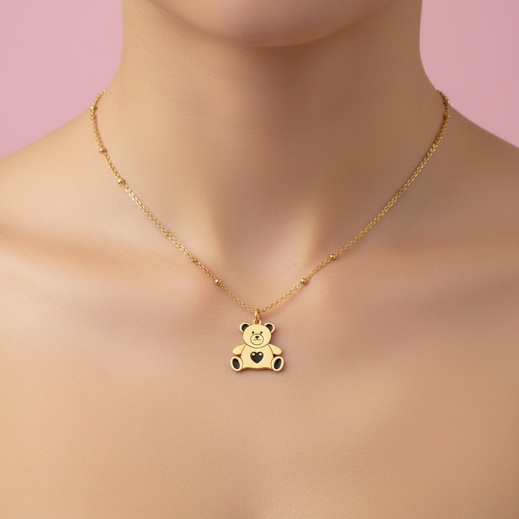 Collana orsetto cuore nero indossata