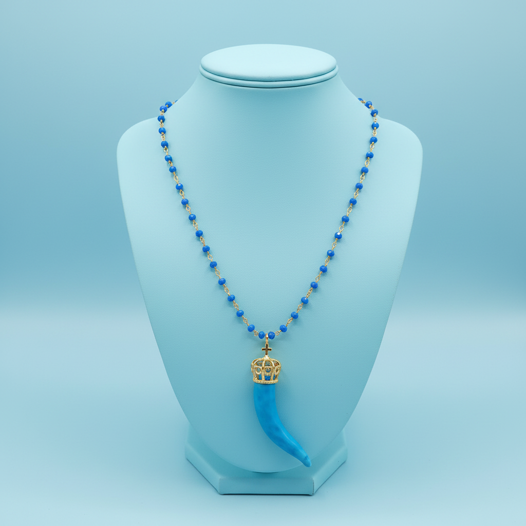Collana artigianale cristalli blu cielo cornetto turchese portafortuna – collo vetrina