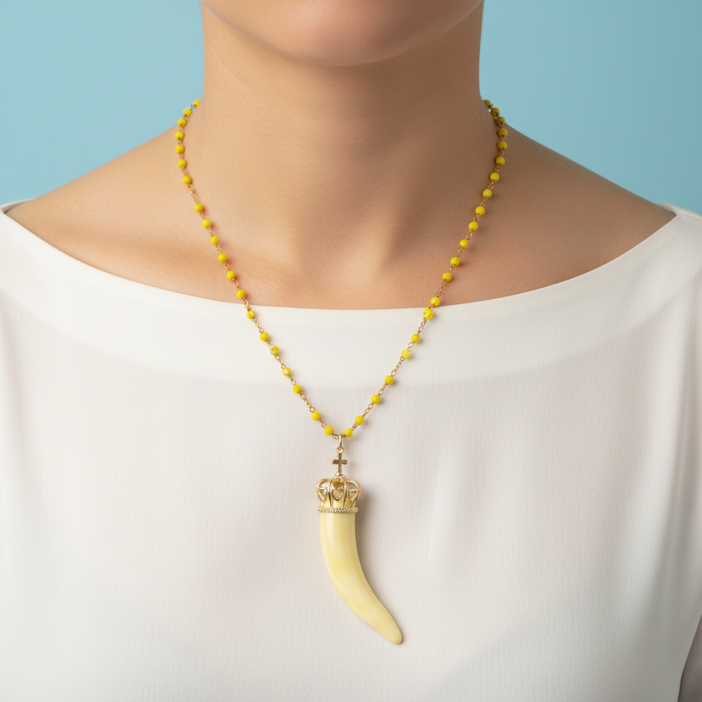 Collana artigianale perline gialle cornetto portafortuna – indossata