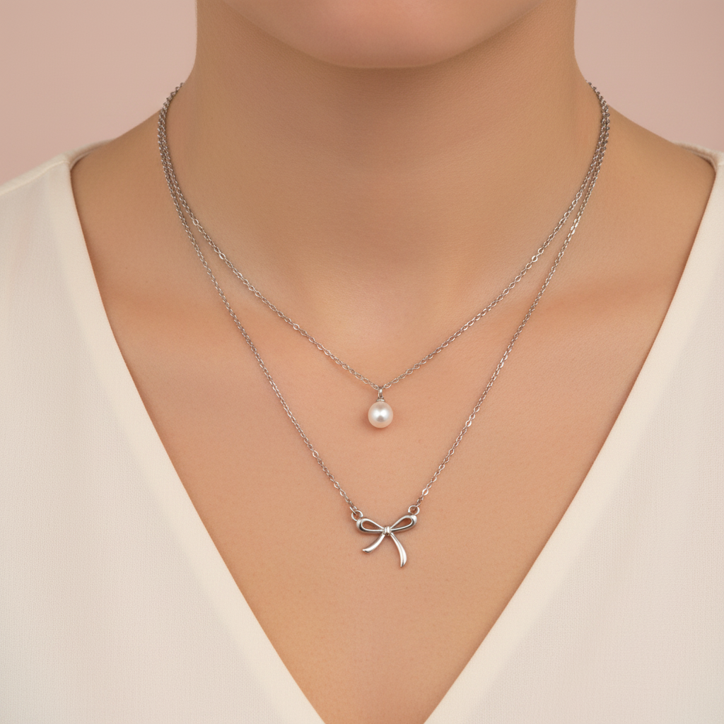 Lamù Collana Doppia Catena Fiocco e Perla indossata al collo