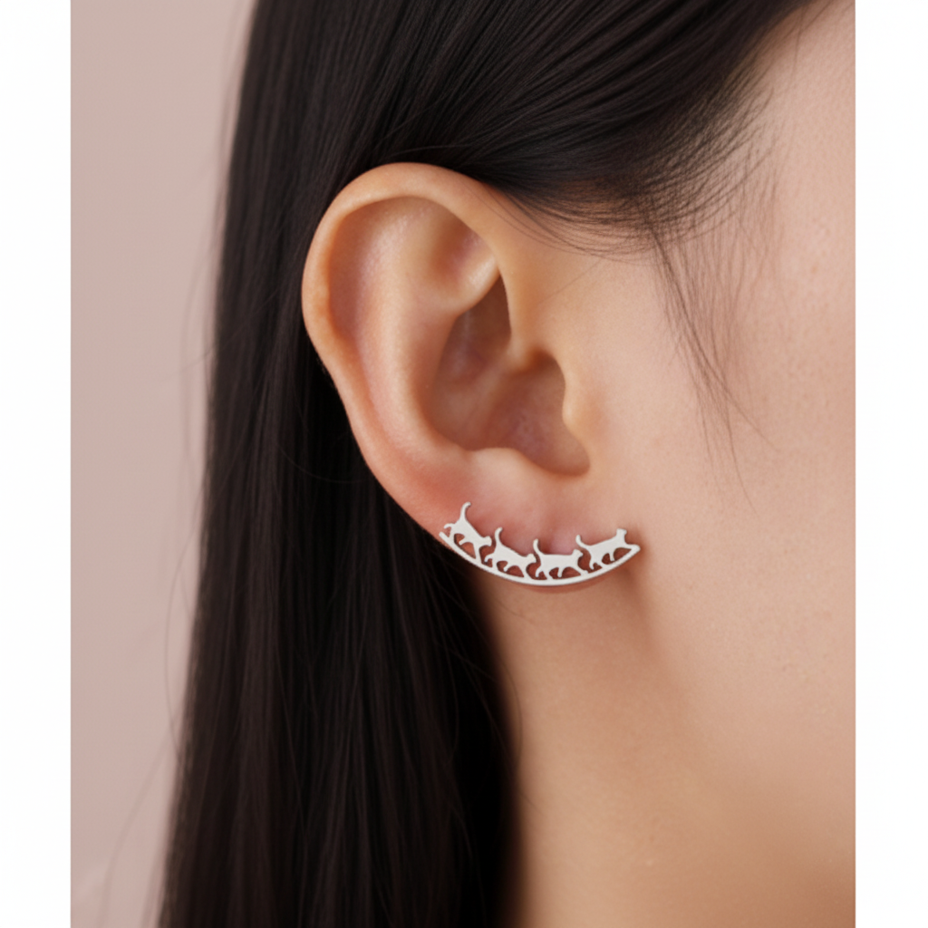 Orecchini ear crawler gattini argento indossati - dettaglio orecchio