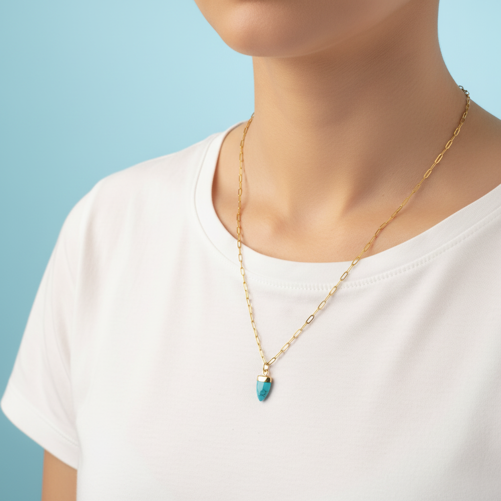 Collana scudo aulite turchese indossata