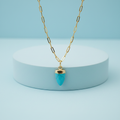 Collana scudo aulite turchese su piedistallo azzurro pastello