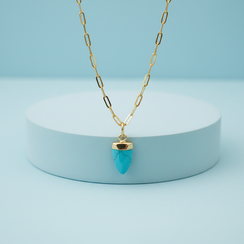 Collana scudo aulite turchese su piedistallo azzurro pastello
