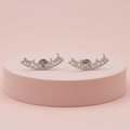 Orecchini ear crawler gattini argento su piedistallo rosa cipria