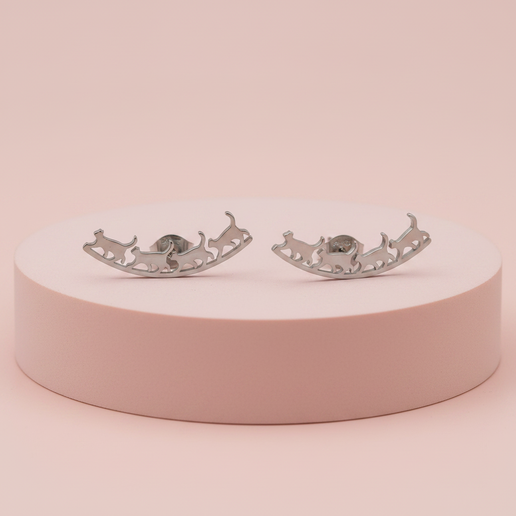 Orecchini ear crawler gattini argento su piedistallo rosa cipria