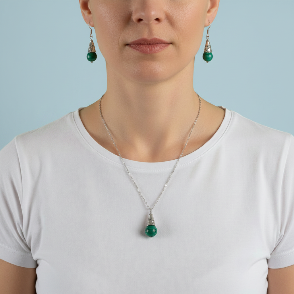 Set malachite indossato – collana e orecchini al collo e lobi