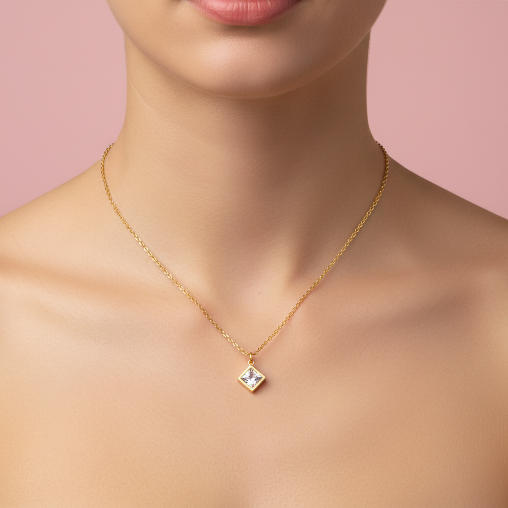 Collana rombo zircone cristal indossata sfondo rosa cipria