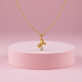 Collana charm orsetto zircone su piedistallo rosa cipria