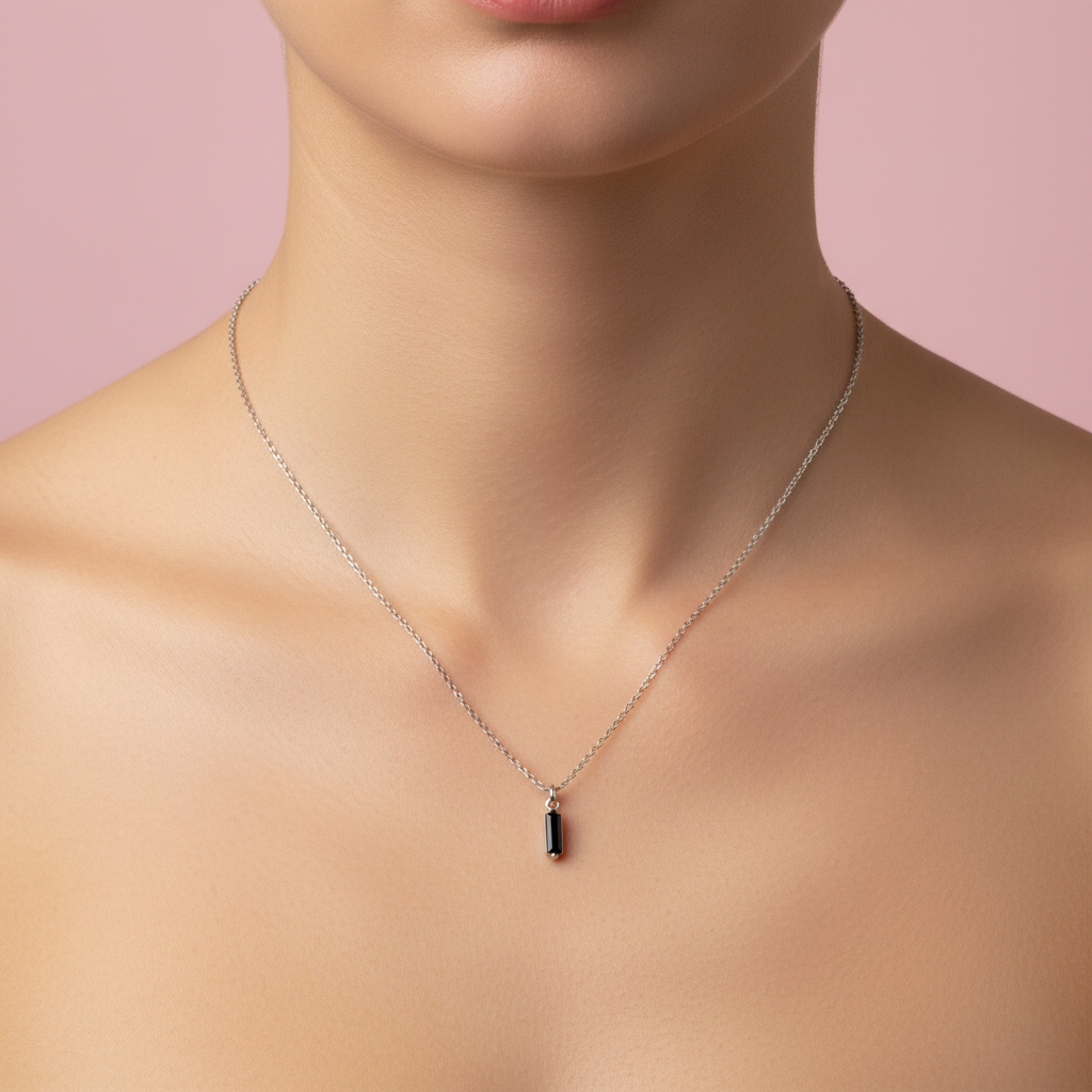 Collana zircone nero indossata sfondo rosa cipria