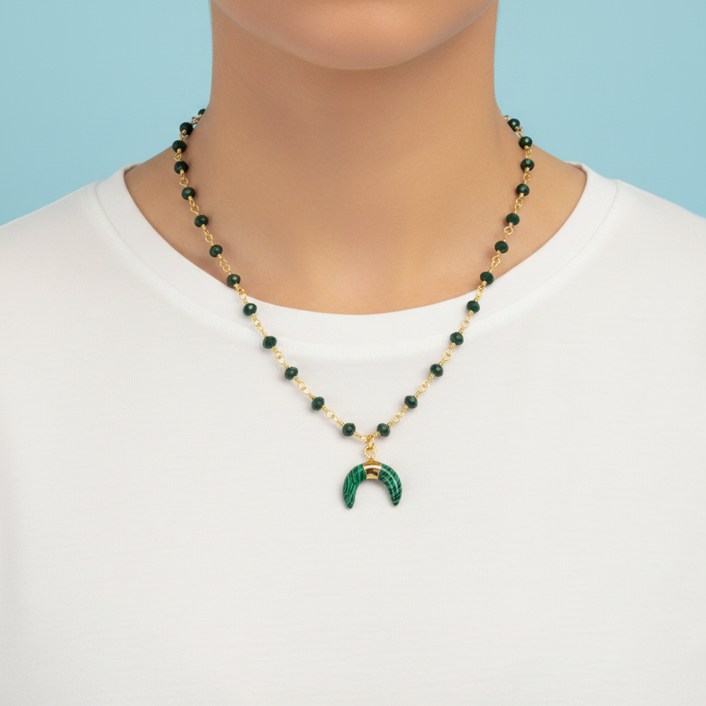 Collana rosario cristalli verde malachite luna indossata