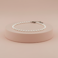 Lamù Cavigliera Perle Bianche su piedistallo rosa cipria