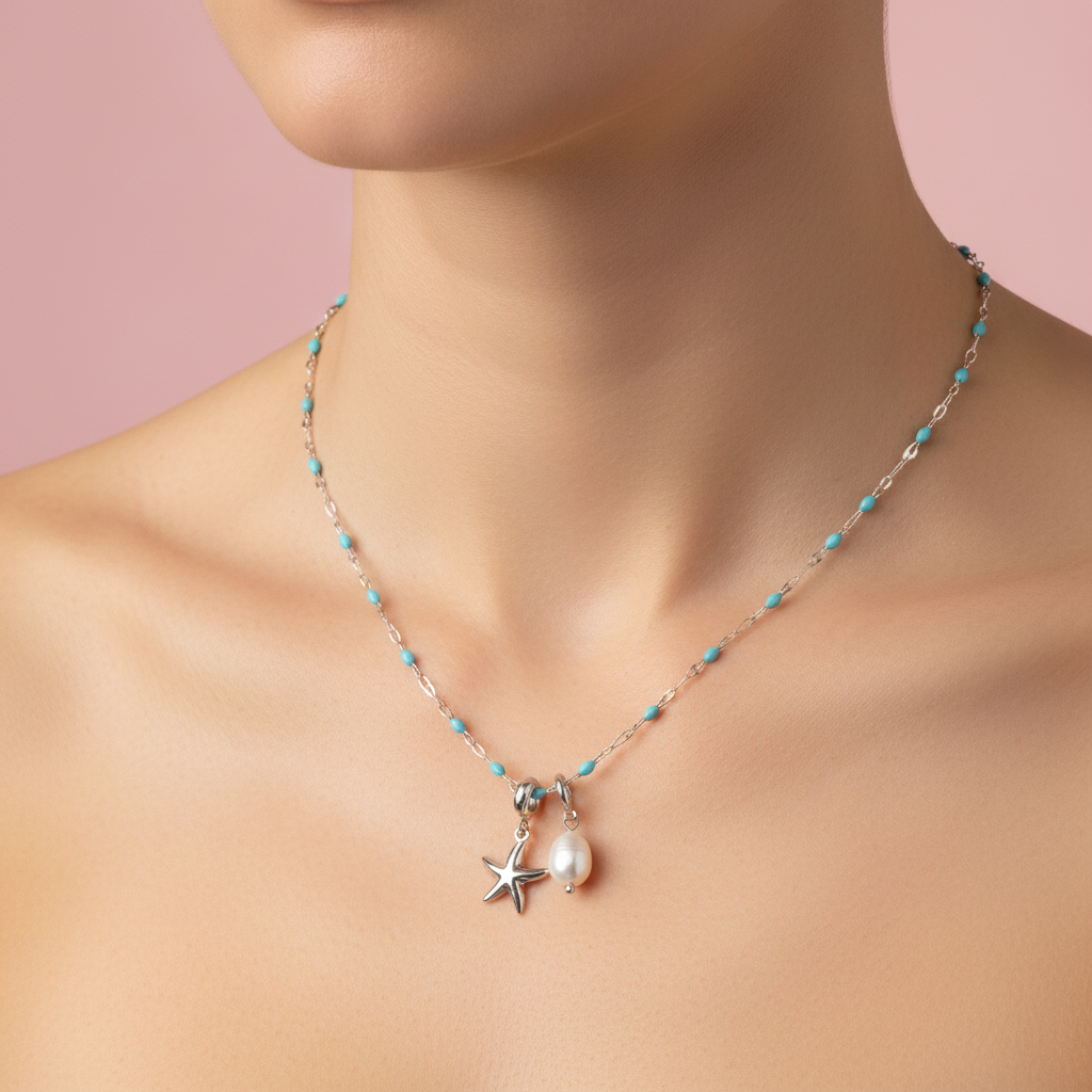 Collana stella marina perla turchese indossata sfondo rosa cipria