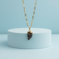 Collana corno diaspro grigio su piedistallo azzurro pastello