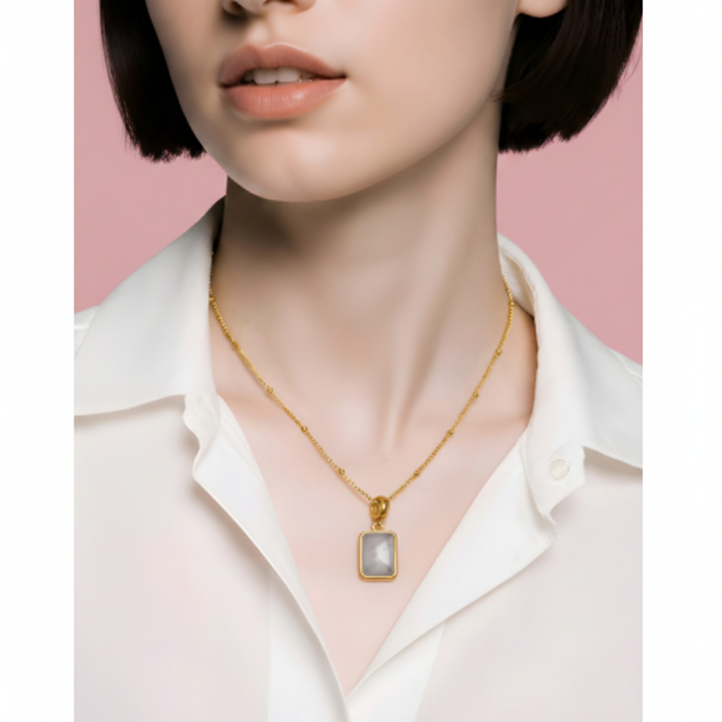 Collana avventurina grigia indossata