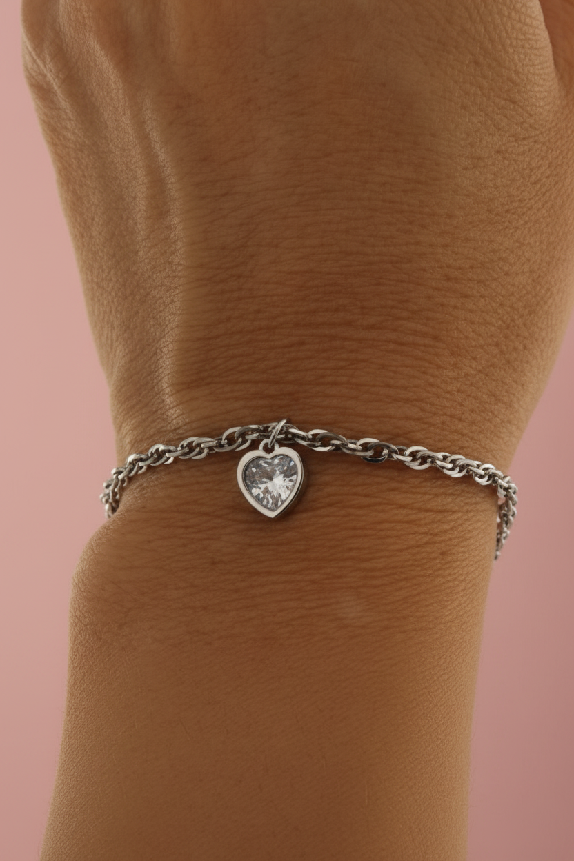 Lamù bracciale acciaio rolo con charm cuore zircone indossato al polso