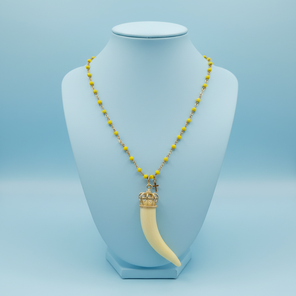 Collana artigianale perline gialle cornetto portafortuna – collo vetrina