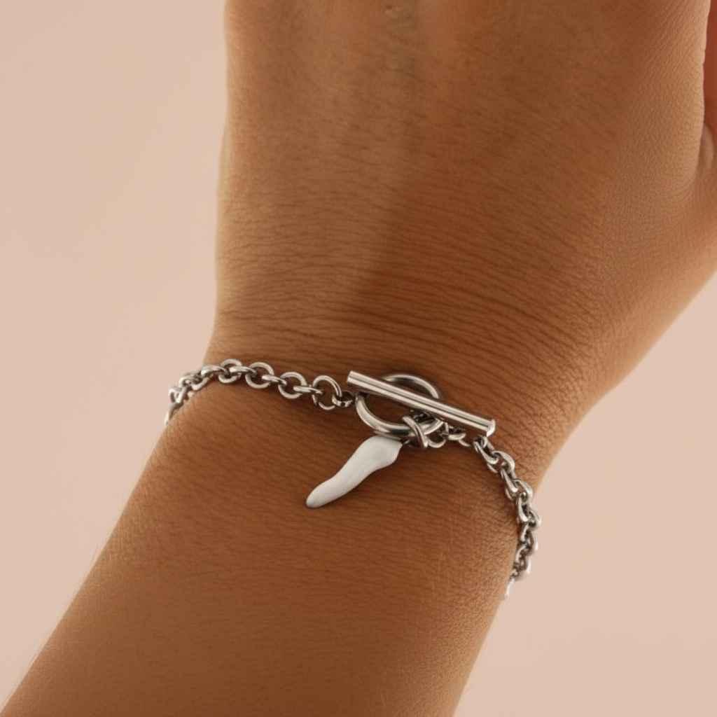 Lamù Bracciale Cornetto Smaltato Bianco indossato al polso