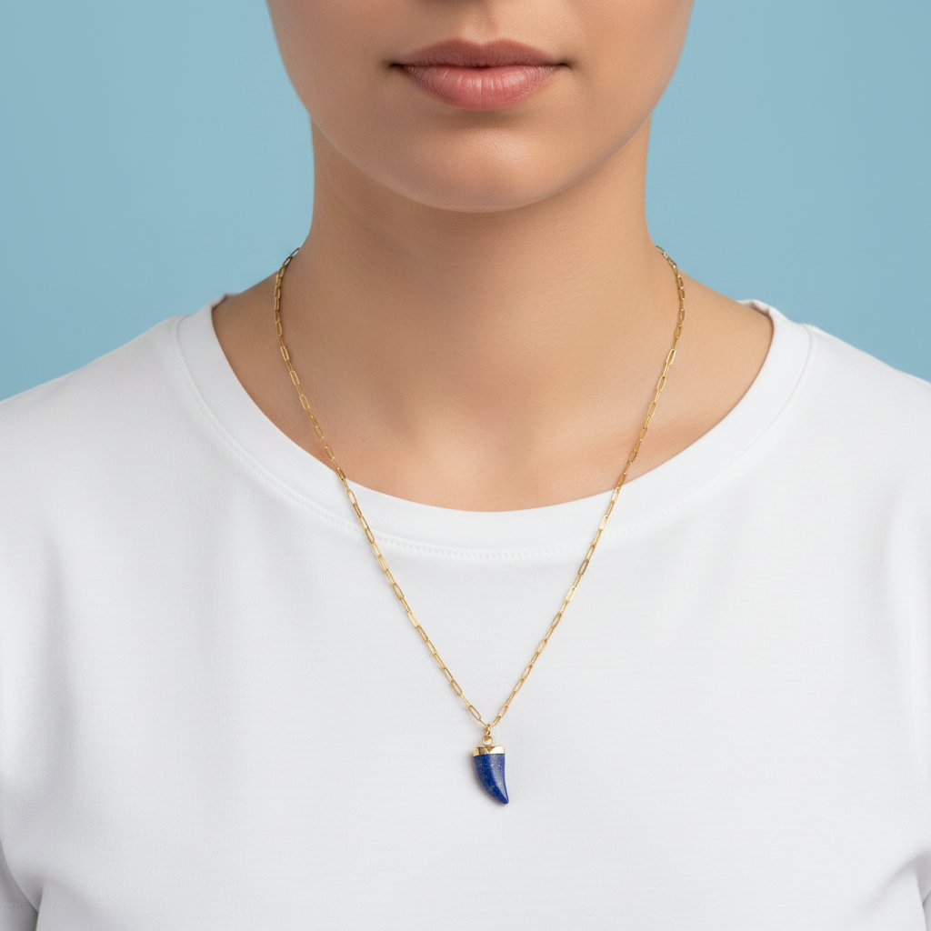 Collana corno lapislazzuli indossata