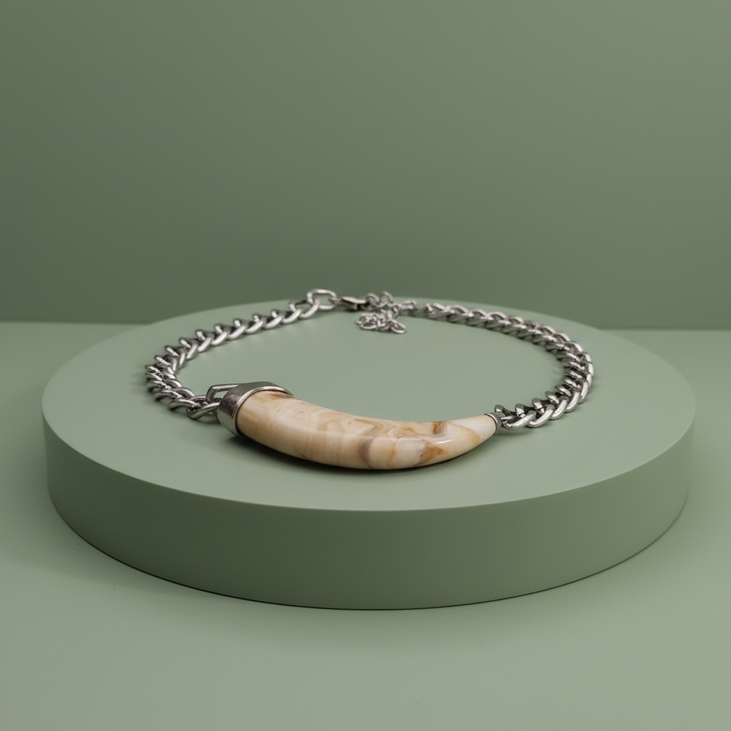 Collana corno resina marmorizzata su piedistallo verde salvia – Tredi Bijoux