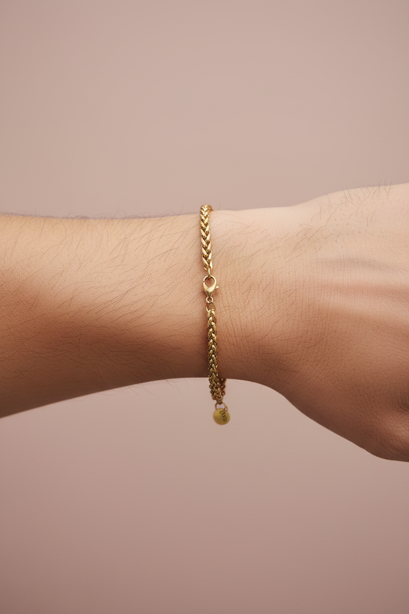 Lamù bracciale acciaio dorato catena spiga indossato al polso uomo