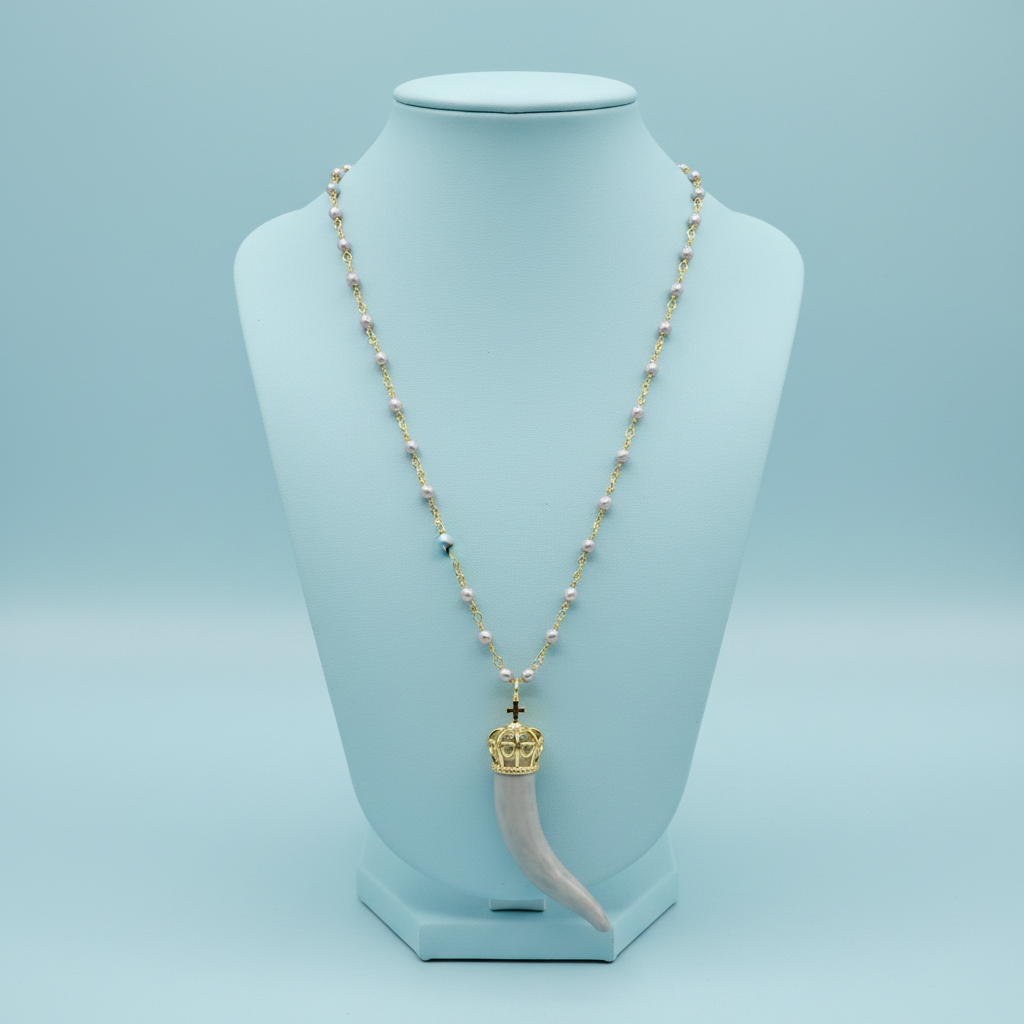 Collana artigianale perle grigie cornetto grigio portafortuna – collo vetrina