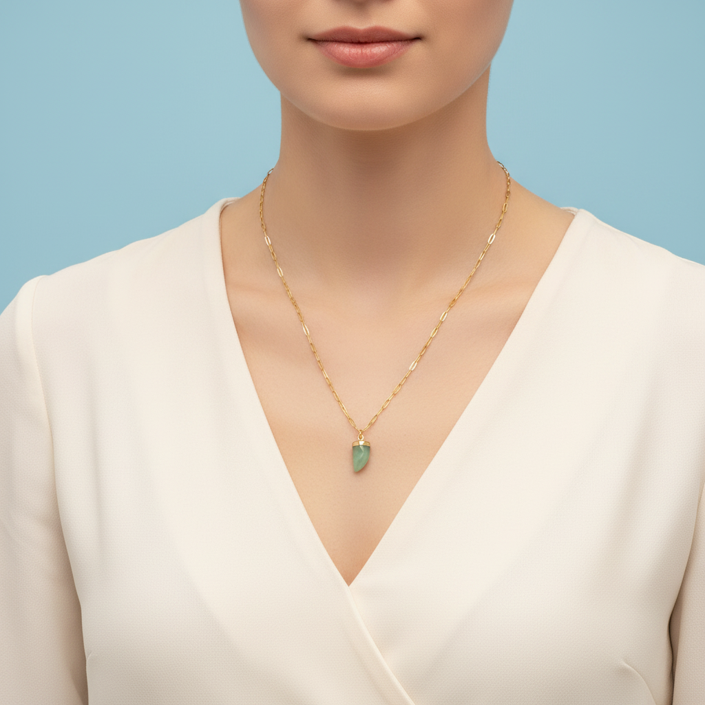Collana corno giada verde indossata