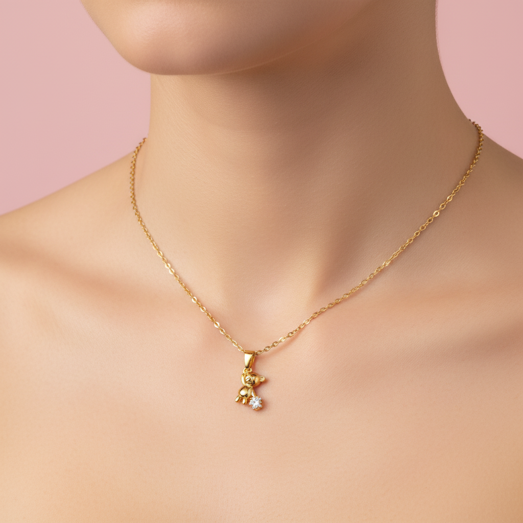 Collana charm orsetto zircone indossata sfondo rosa cipria
