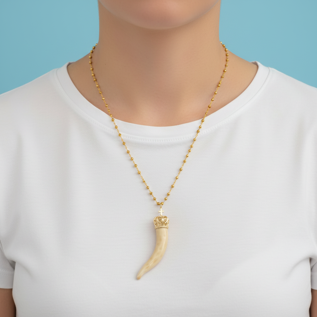Collana rosario cristalli oro cornetto beige corona indossata