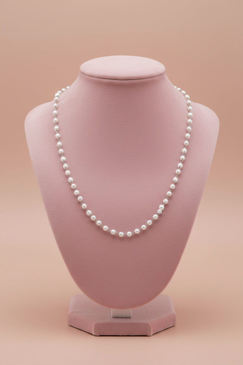 Lamù collana acciaio catena perline bianche madreperla su portacollo rosa
