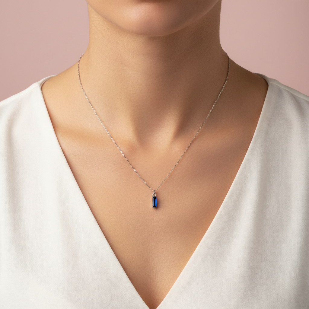 Lamù collana donna pendente rettangolare zircone blu – indossata