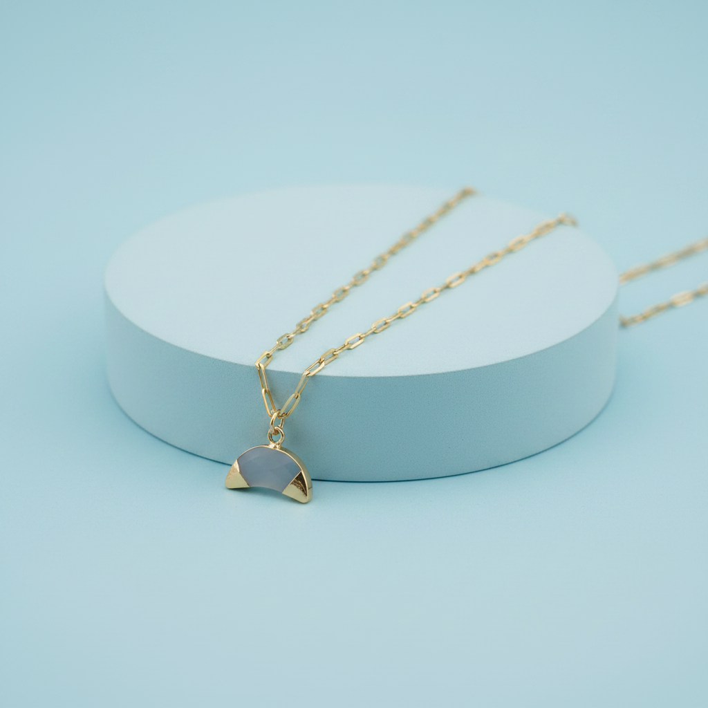Collana luna calcedonio su piedistallo azzurro pastello