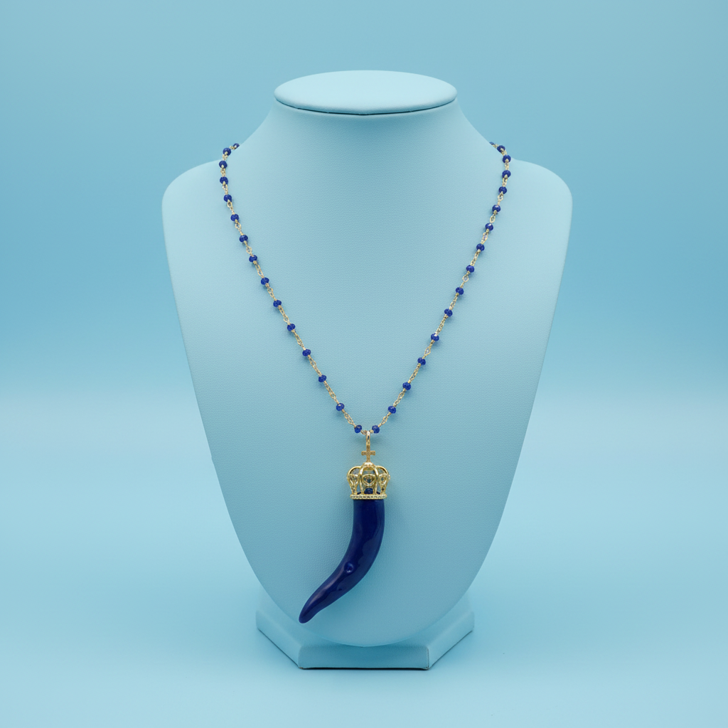 Collana cornetto blu su collo da vetrina